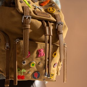 Mochila La Carrie Pins Taupe - Image 5