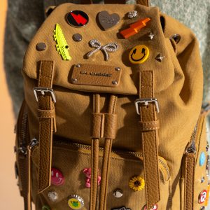 Mochila La Carrie Pins Taupe - Image 6
