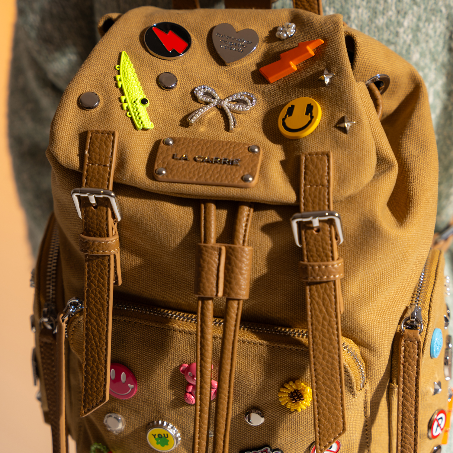 Mochila La Carrie Pins Taupe - Image 6